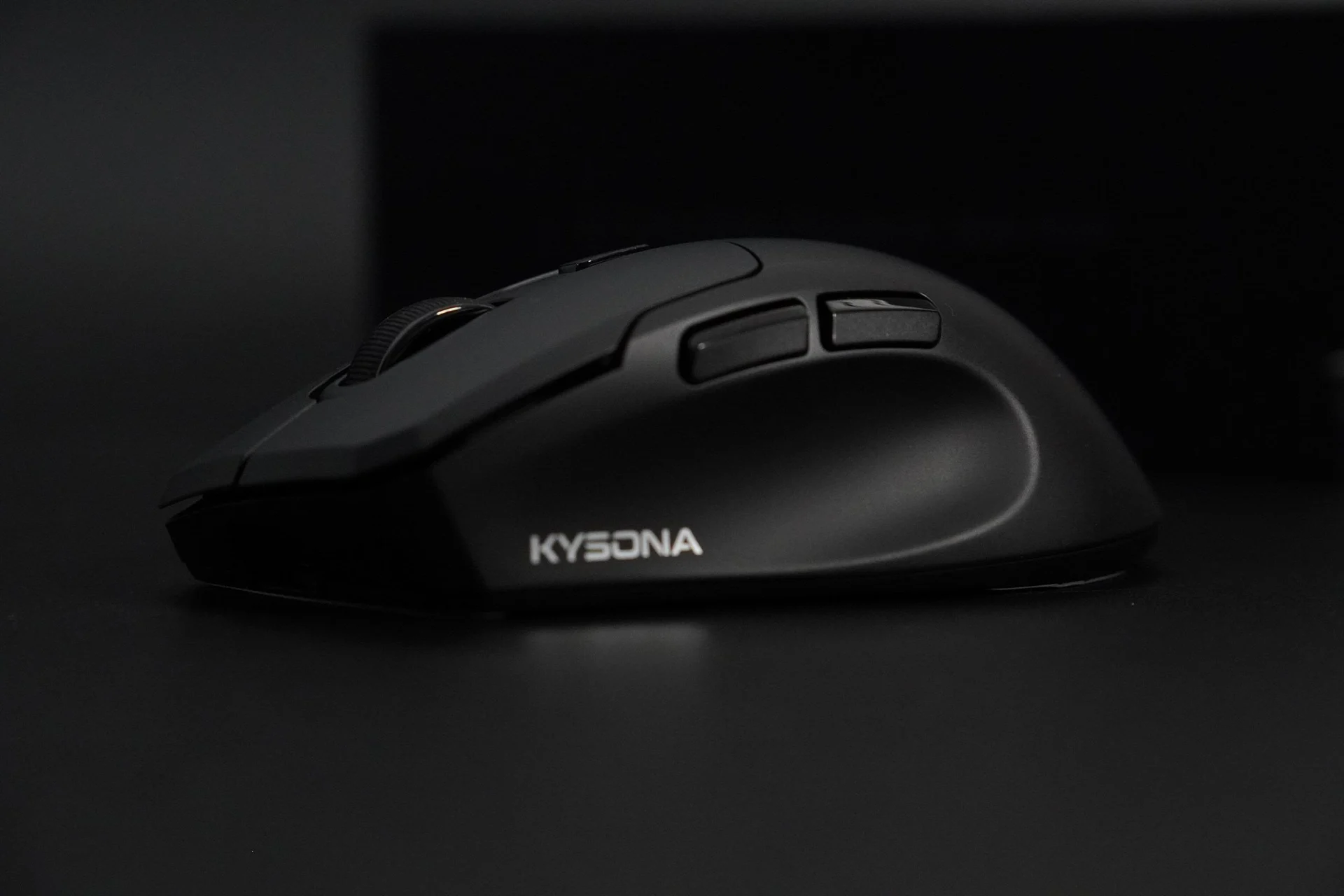 KYSONA Uranus Pro 측면 외관과 사이드 버튼