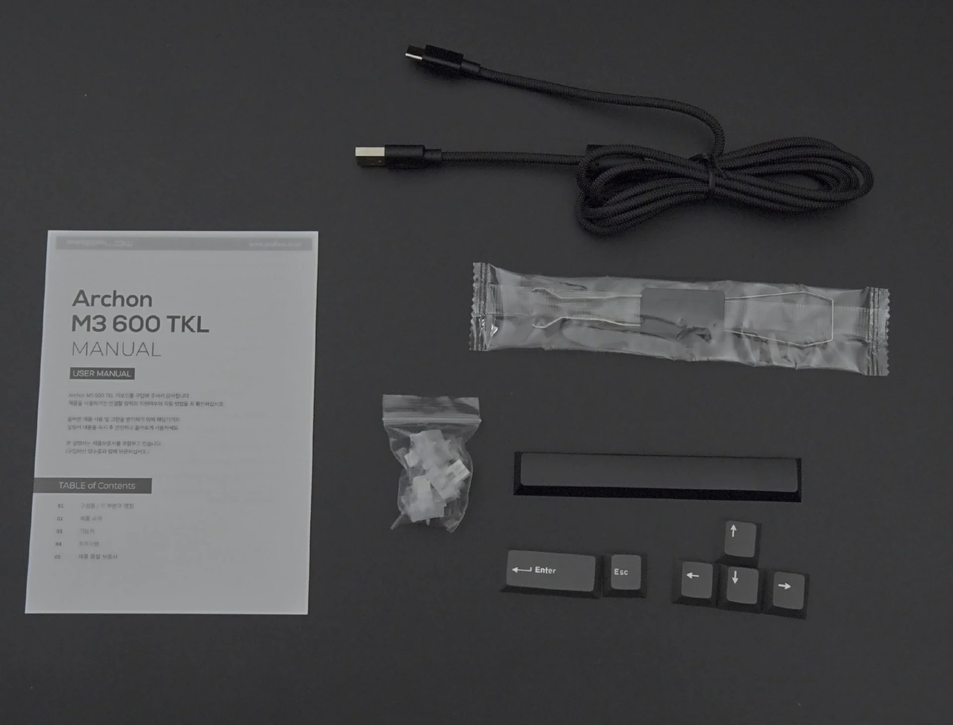 설명서, USB 케이블, 교체용 포인트 키캡과 포장된 부품