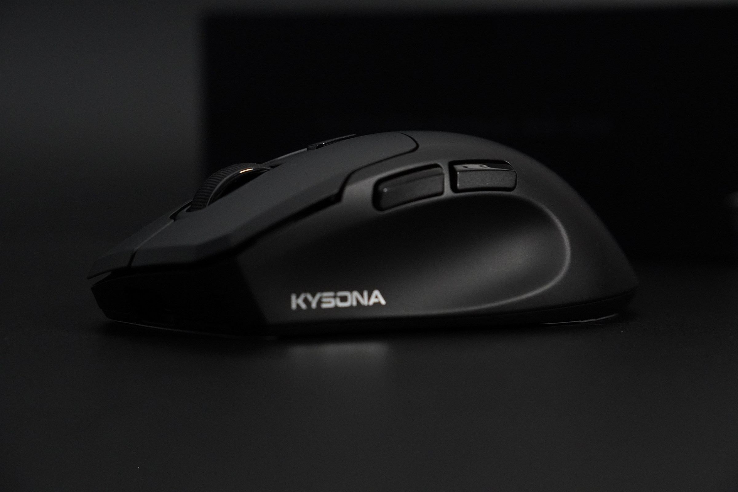 KYSONA Uranus Pro 측면 외관과 사이드 버튼